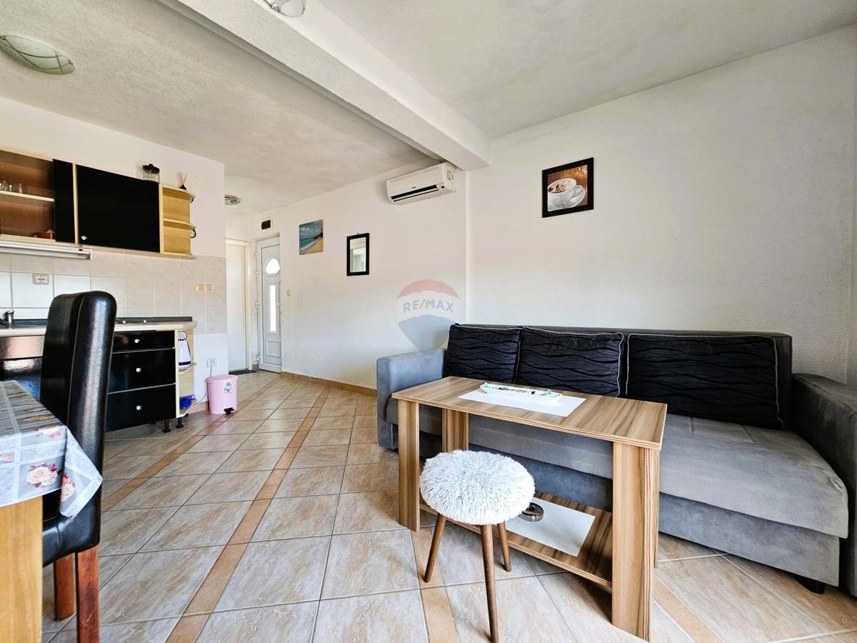 Casa con appartamenti con vista mare, Rogoznica