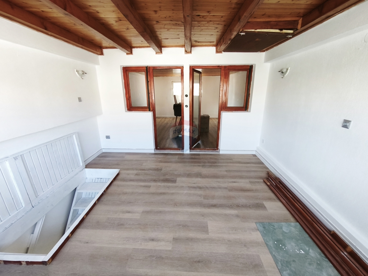 Appartamento a due piani di 65 m2 con grande potenziale nel centro di Trogir