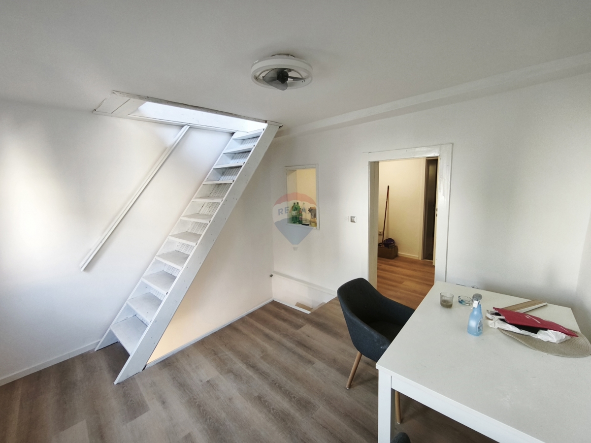 Appartamento a due piani di 65 m2 con grande potenziale nel centro di Trogir