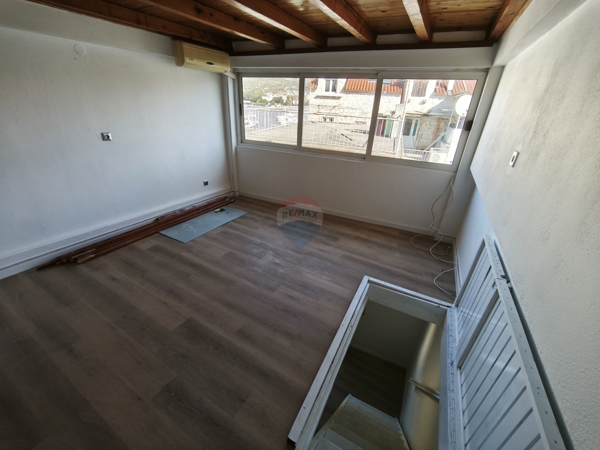 Appartamento a due piani di 65 m2 con grande potenziale nel centro di Trogir