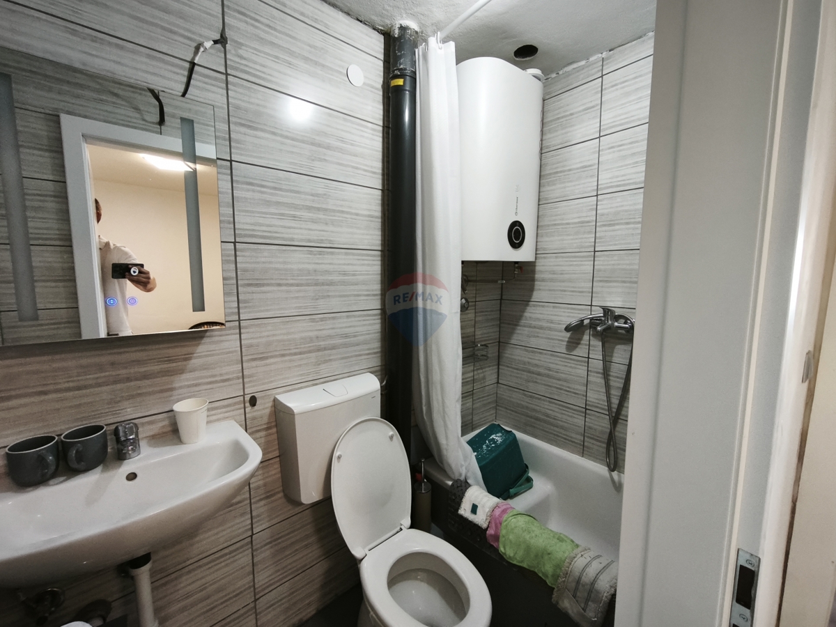 Appartamento a due piani di 65 m2 con grande potenziale nel centro di Trogir