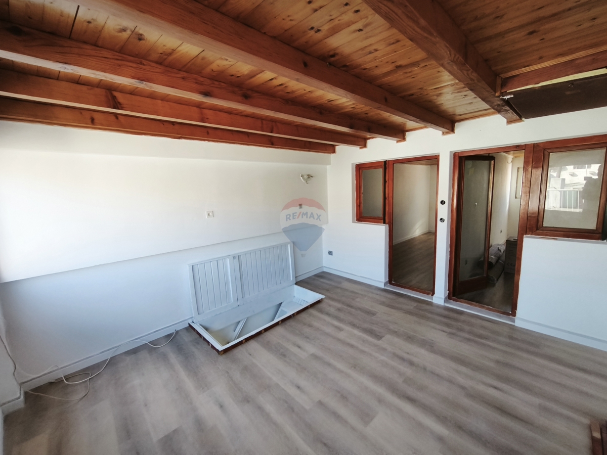 Appartamento a due piani di 65 m2 con grande potenziale nel centro di Trogir