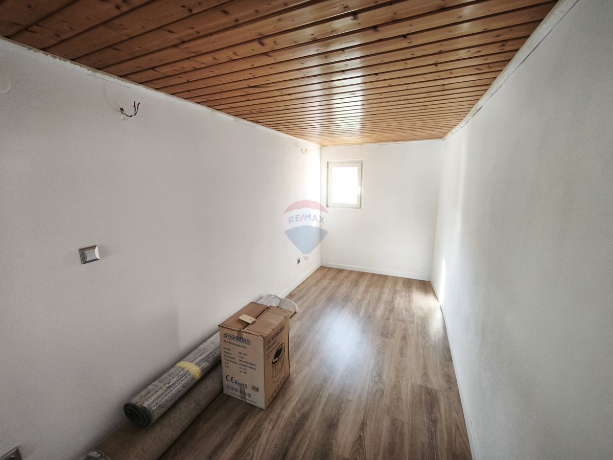 Appartamento a due piani di 65 m2 con grande potenziale nel centro di Trogir