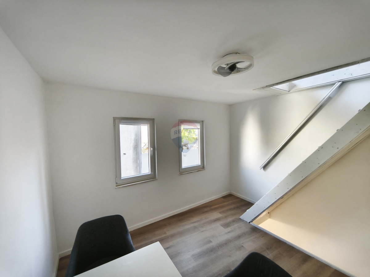 Appartamento a due piani di 65 m2 con grande potenziale nel centro di Trogir