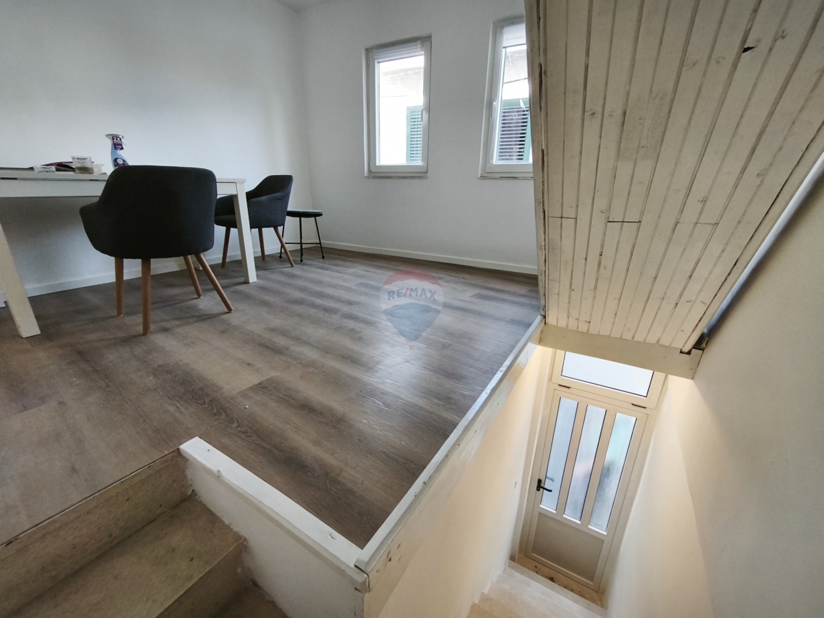 Appartamento a due piani di 65 m2 con grande potenziale nel centro di Trogir