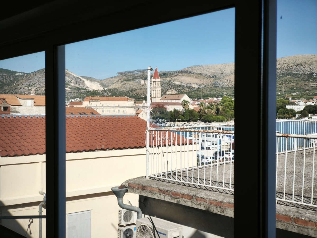 Appartamento a due piani di 65 m2 con grande potenziale nel centro di Trogir