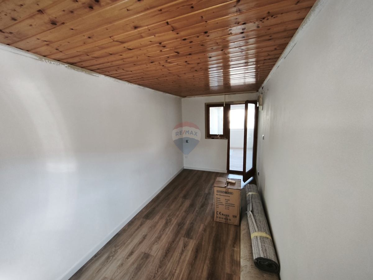 Appartamento a due piani di 65 m2 con grande potenziale nel centro di Trogir