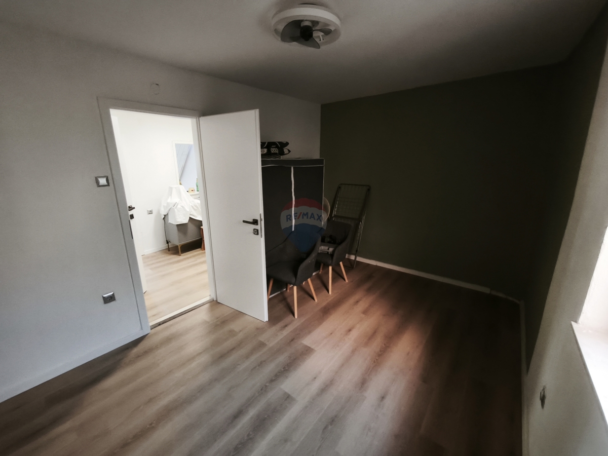 Appartamento a due piani di 65 m2 con grande potenziale nel centro di Trogir