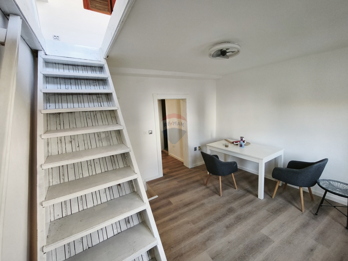 Appartamento a due piani di 65 m2 con grande potenziale nel centro di Trogir