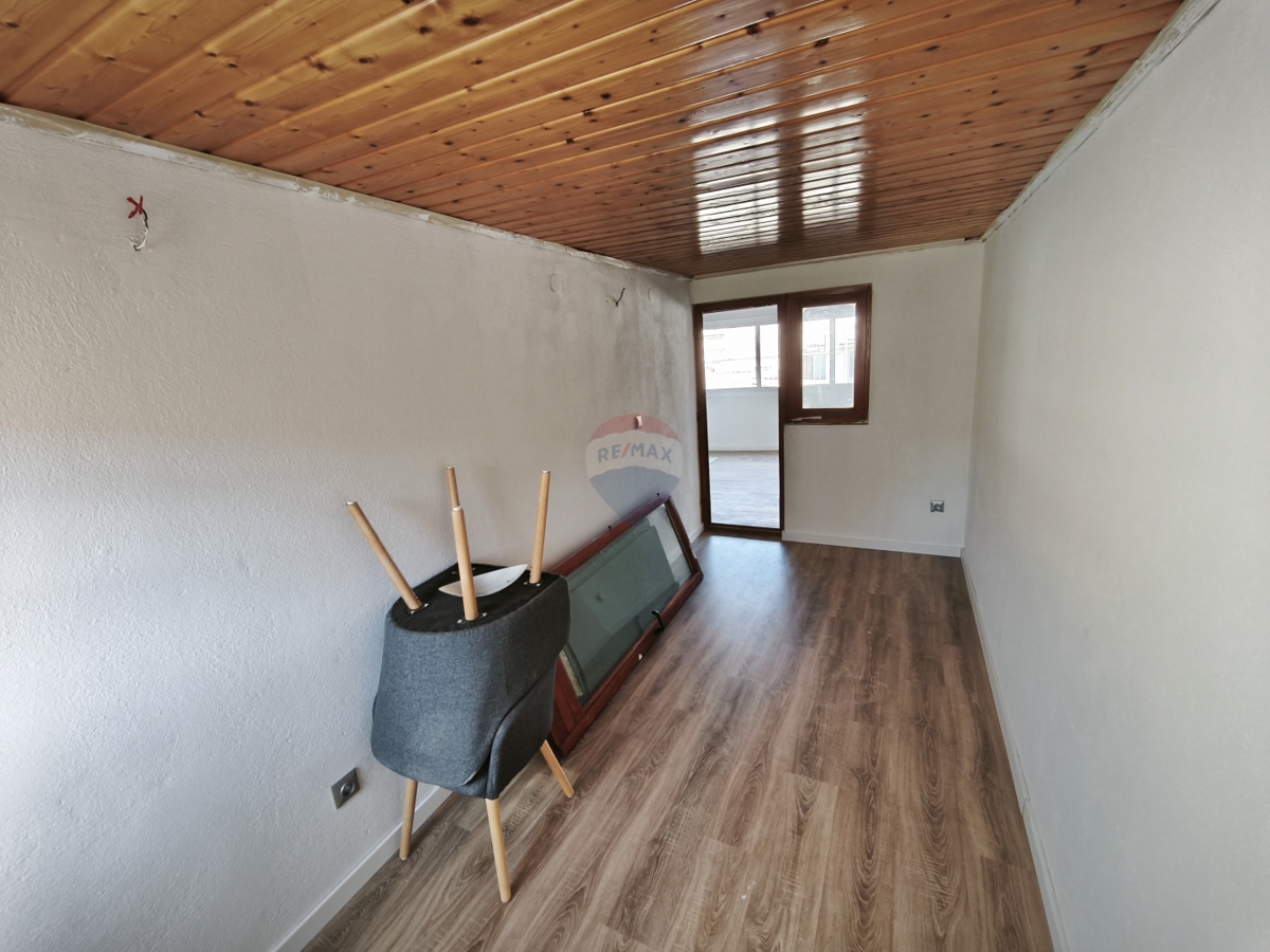 Appartamento a due piani di 65 m2 con grande potenziale nel centro di Trogir