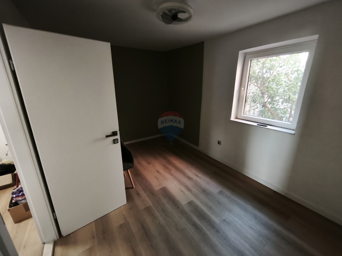 Appartamento a due piani di 65 m2 con grande potenziale nel centro di Trogir