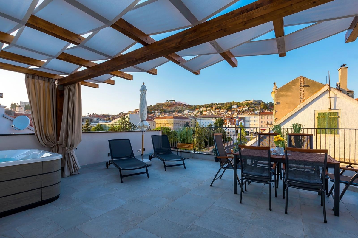 Esclusivo appartamento a due piani con terrazza sul tetto nel centro di Sebenico!