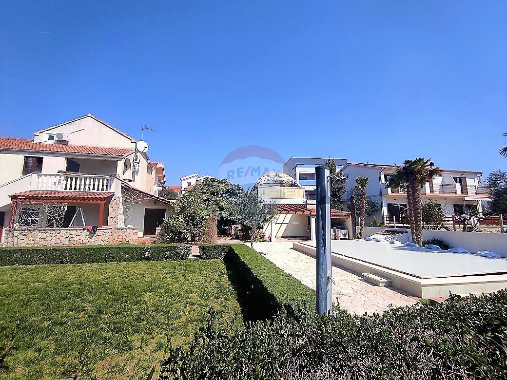 Casa con 5 app, piscina e giardino paesaggistico