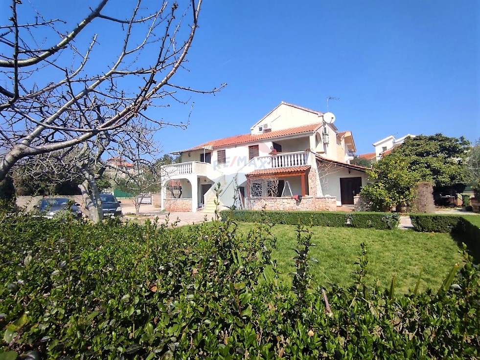 Casa con 5 app, piscina e giardino paesaggistico
