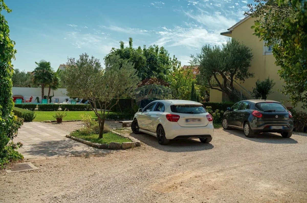 Casa con 5 app, piscina e giardino paesaggistico