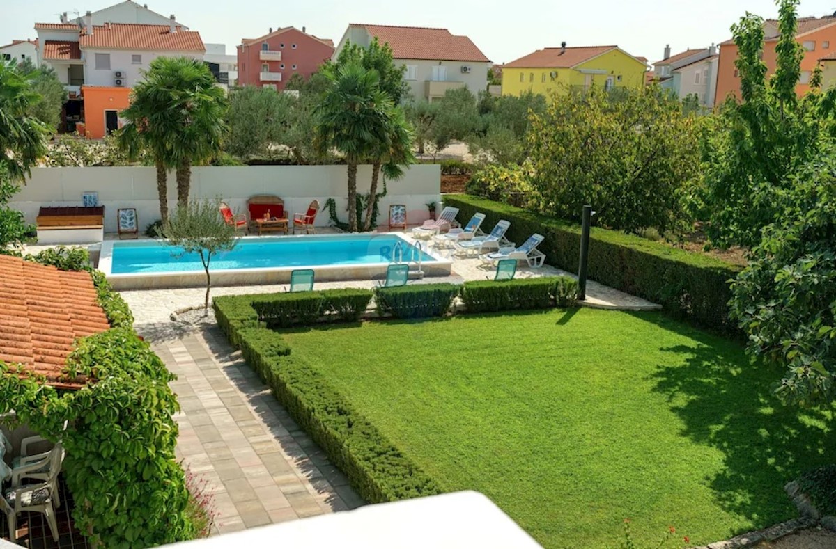 Casa con 5 app, piscina e giardino paesaggistico