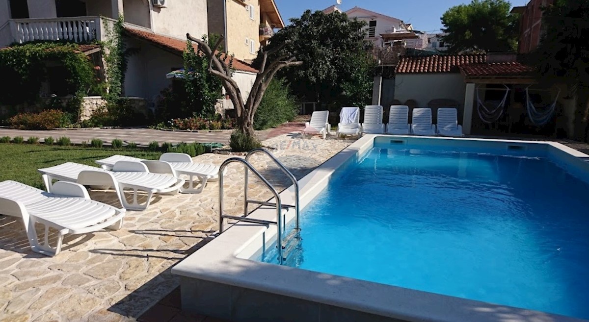 Casa con 5 app, piscina e giardino paesaggistico