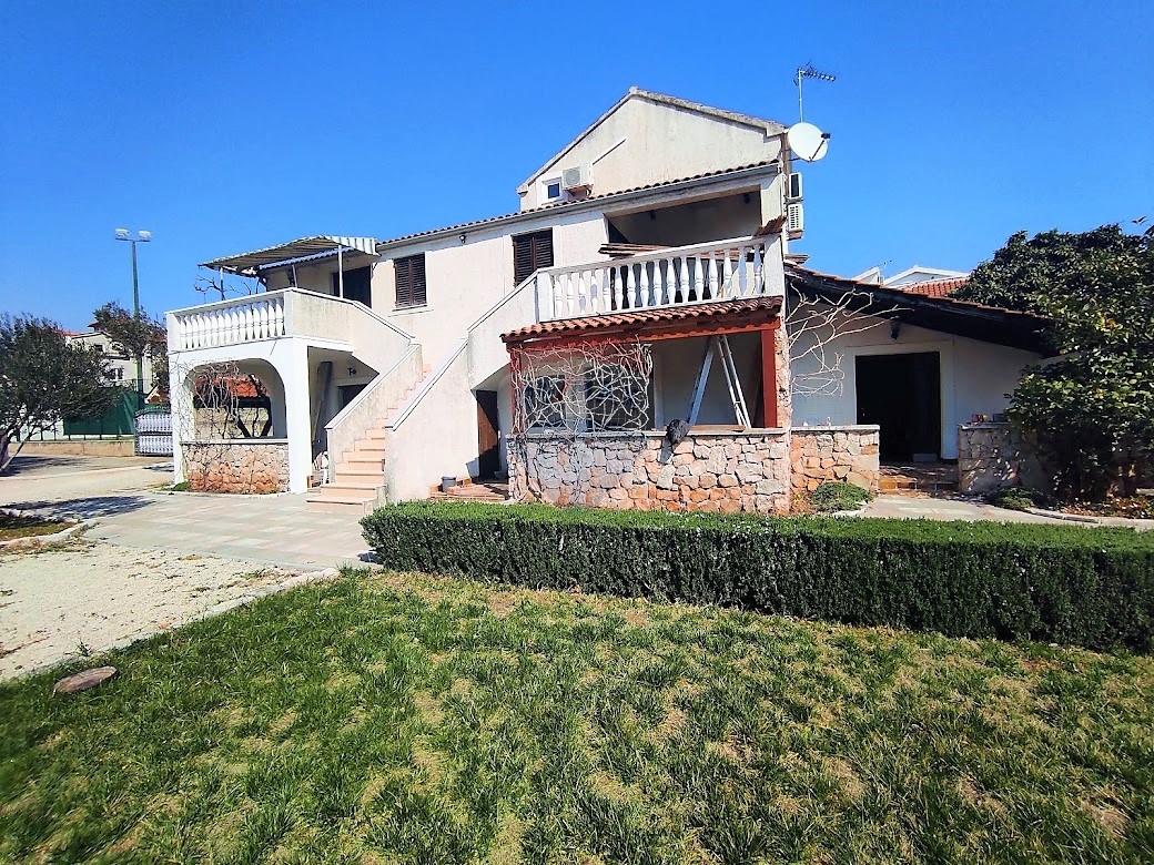 Casa con 5 app, piscina e giardino paesaggistico