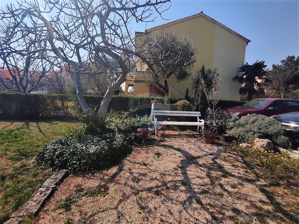 Casa con 5 app, piscina e giardino paesaggistico