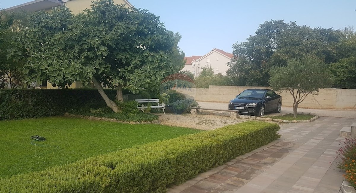 Casa con 5 app, piscina e giardino paesaggistico