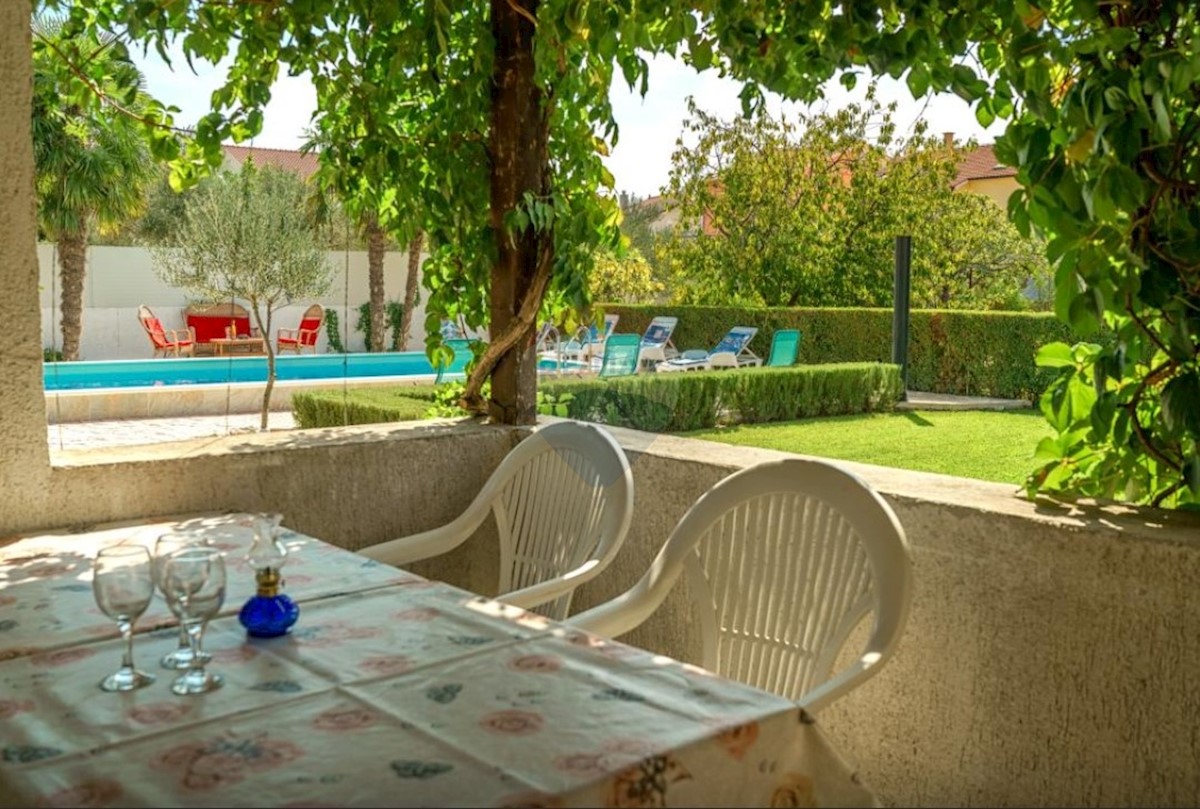 Casa con 5 app, piscina e giardino paesaggistico