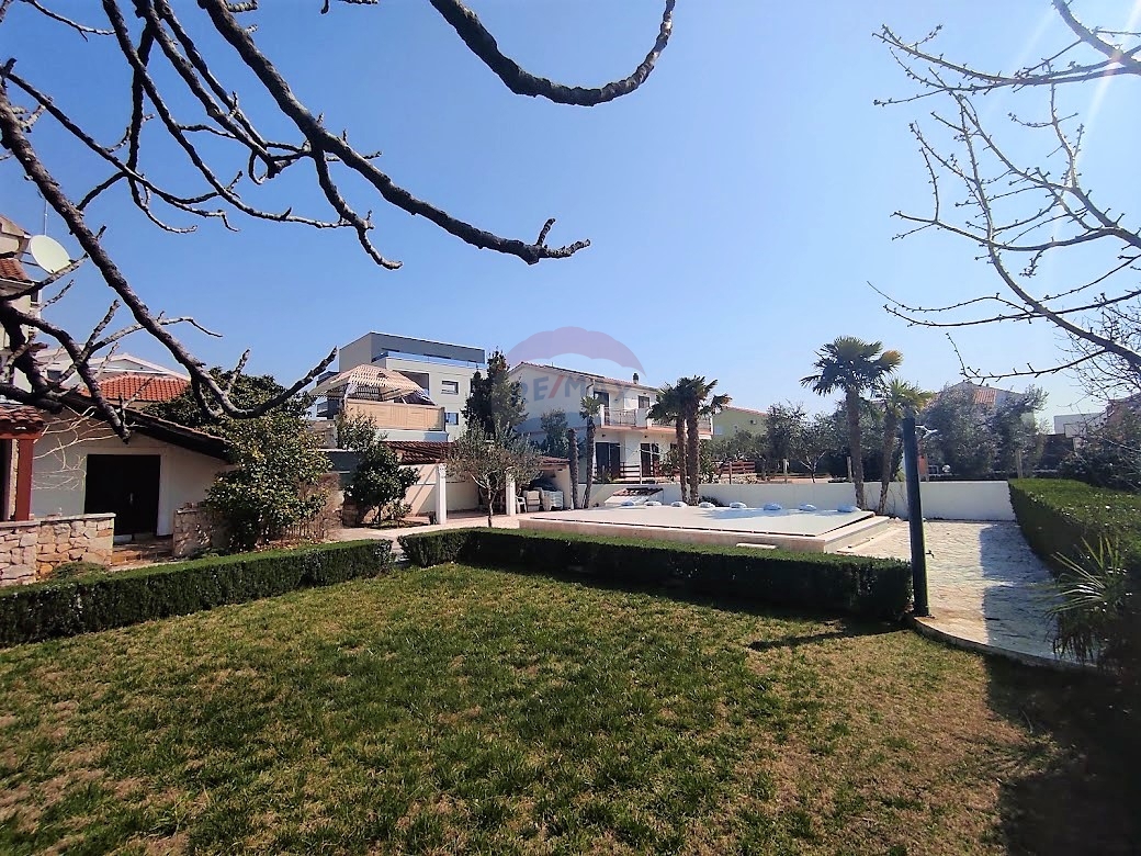 Casa con 5 app, piscina e giardino paesaggistico