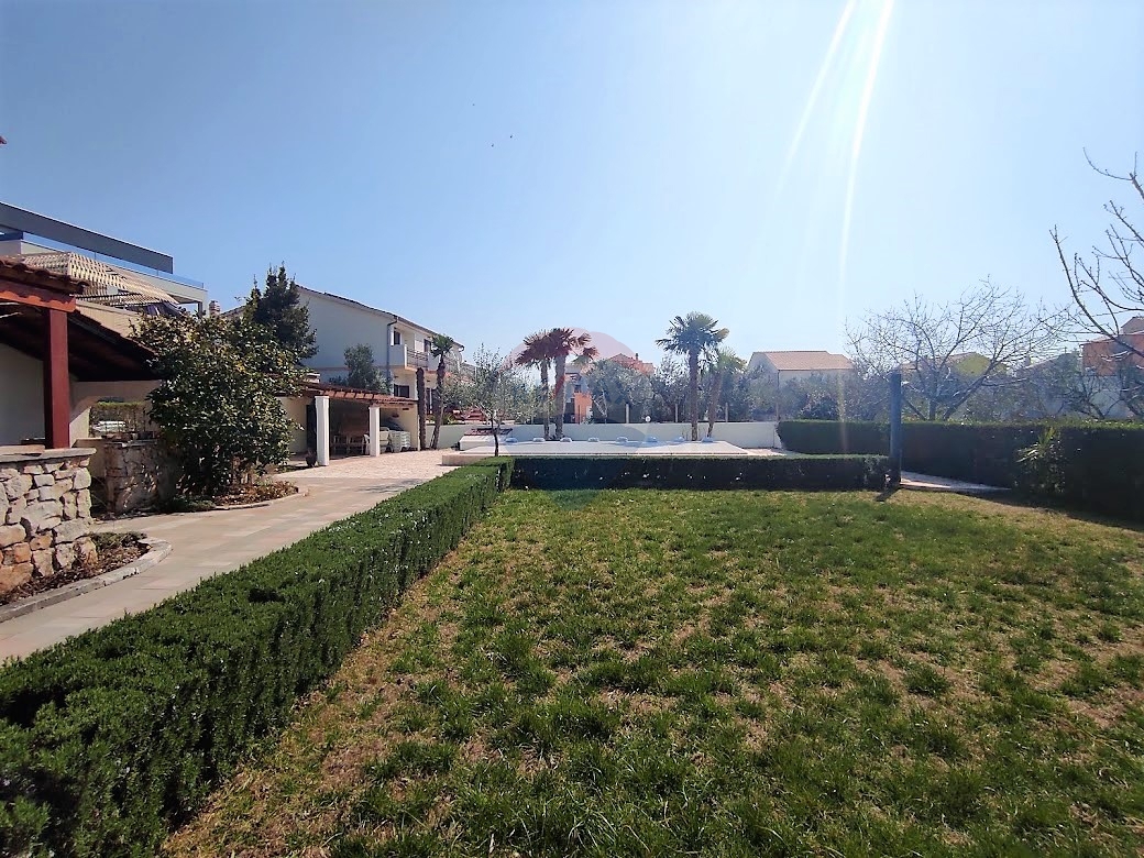 Casa con 5 app, piscina e giardino paesaggistico