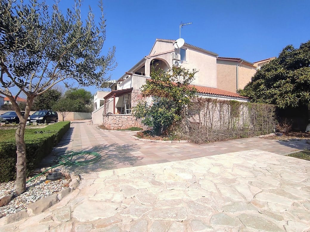 Casa con 5 app, piscina e giardino paesaggistico