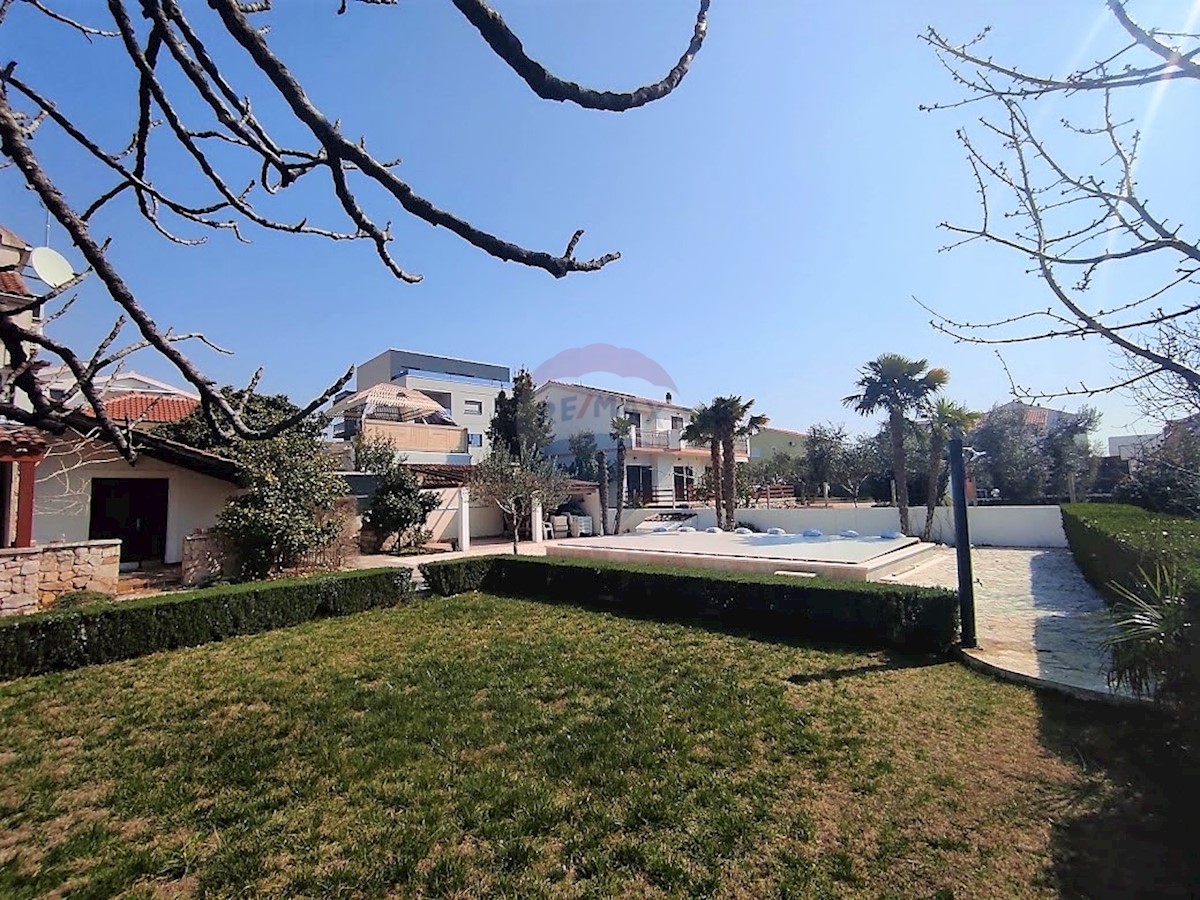 Casa con 5 app, piscina e giardino paesaggistico