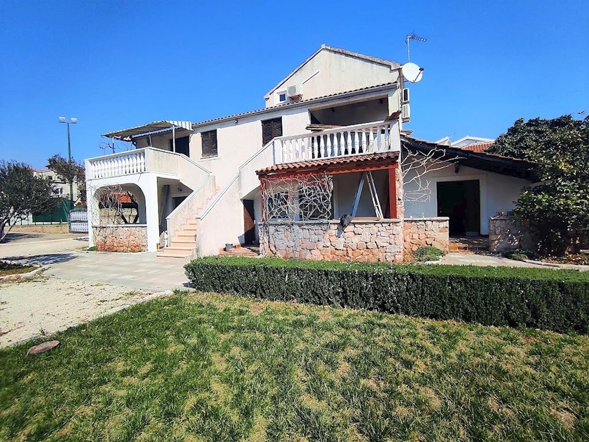 Casa con 5 app, piscina e giardino paesaggistico