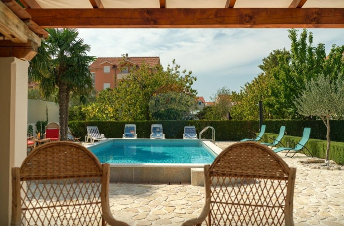 Casa con 5 app, piscina e giardino paesaggistico