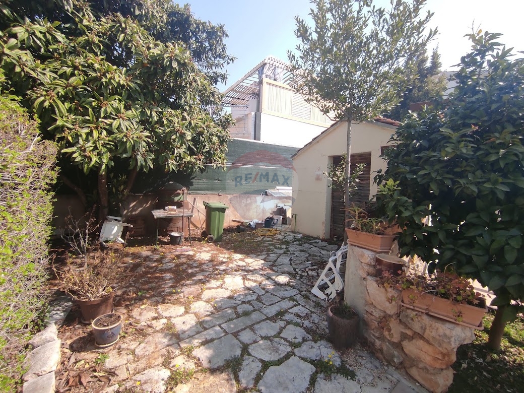 Casa con 5 app, piscina e giardino paesaggistico