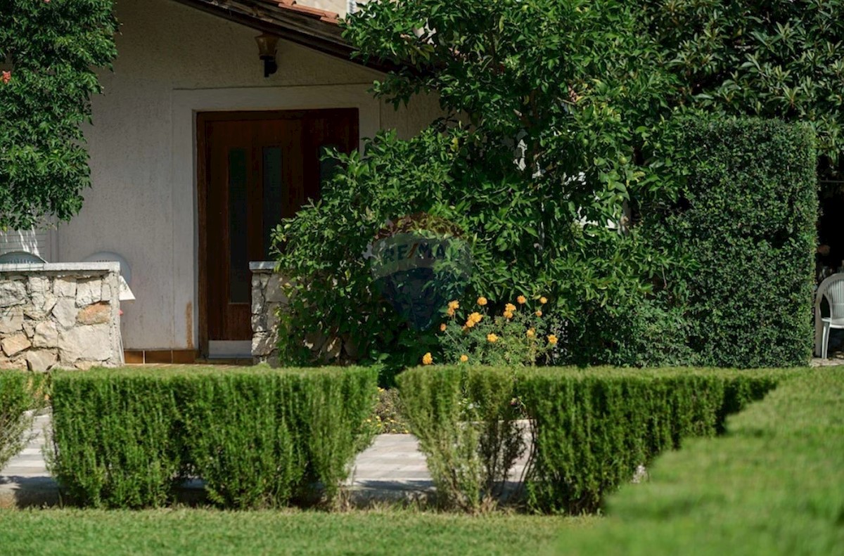 Casa con 5 app, piscina e giardino paesaggistico