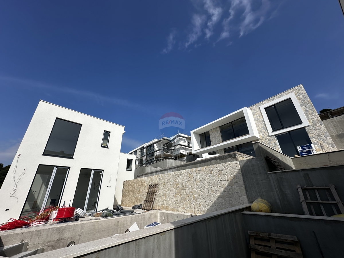 VILLA DI LUSSO CON PISCINA DI ARCHITETTURA MODERNA, ROGOZNICA