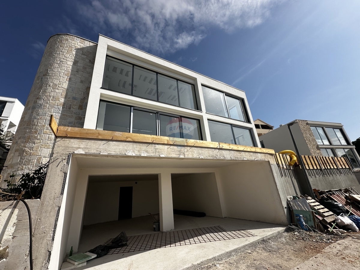 VILLA DI LUSSO CON PISCINA DI ARCHITETTURA MODERNA, ROGOZNICA