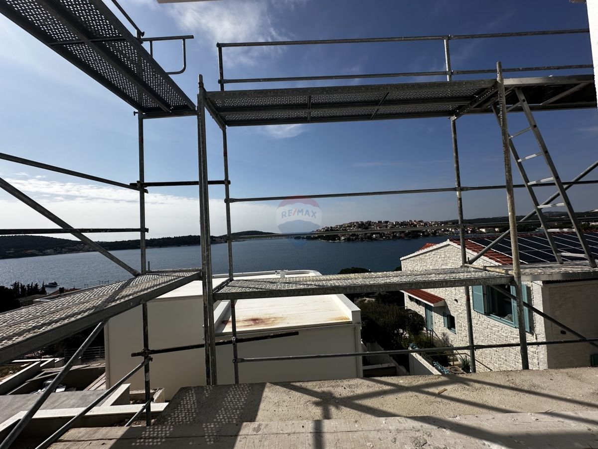 VILLA DI LUSSO CON PISCINA DI ARCHITETTURA MODERNA, ROGOZNICA