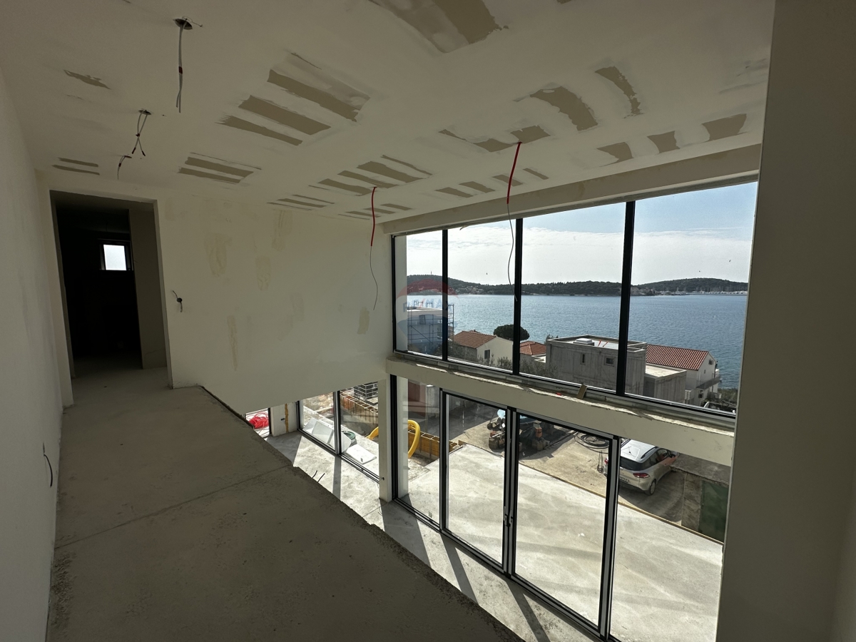 VILLA DI LUSSO CON PISCINA DI ARCHITETTURA MODERNA, ROGOZNICA