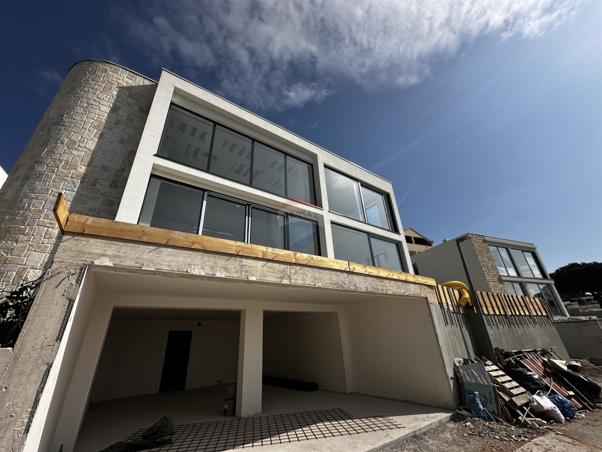 VILLA MODERNA DI LUSSO CON PISCINA, ROGOZNICA