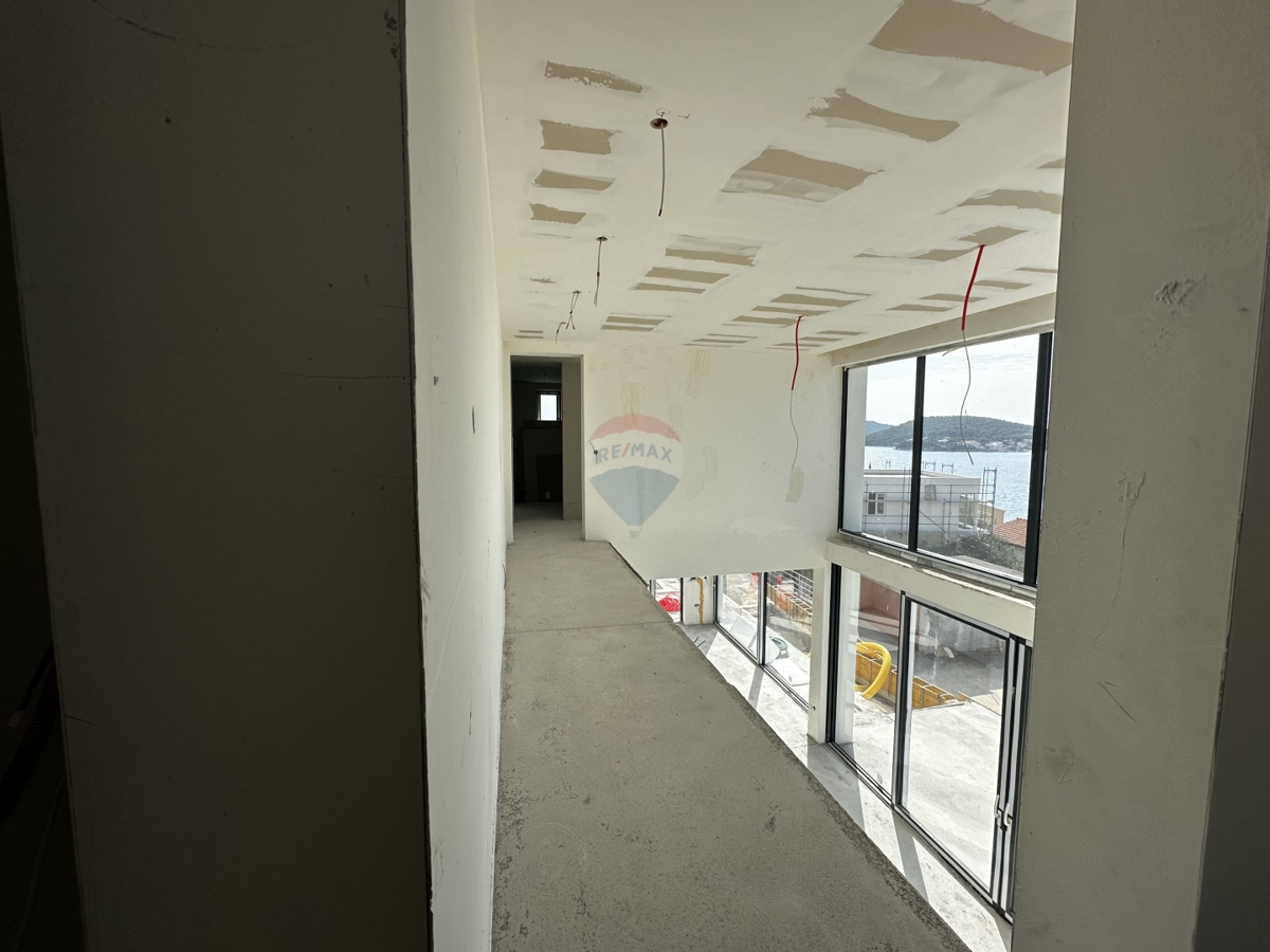 VILLA MODERNA DI LUSSO CON PISCINA, ROGOZNICA