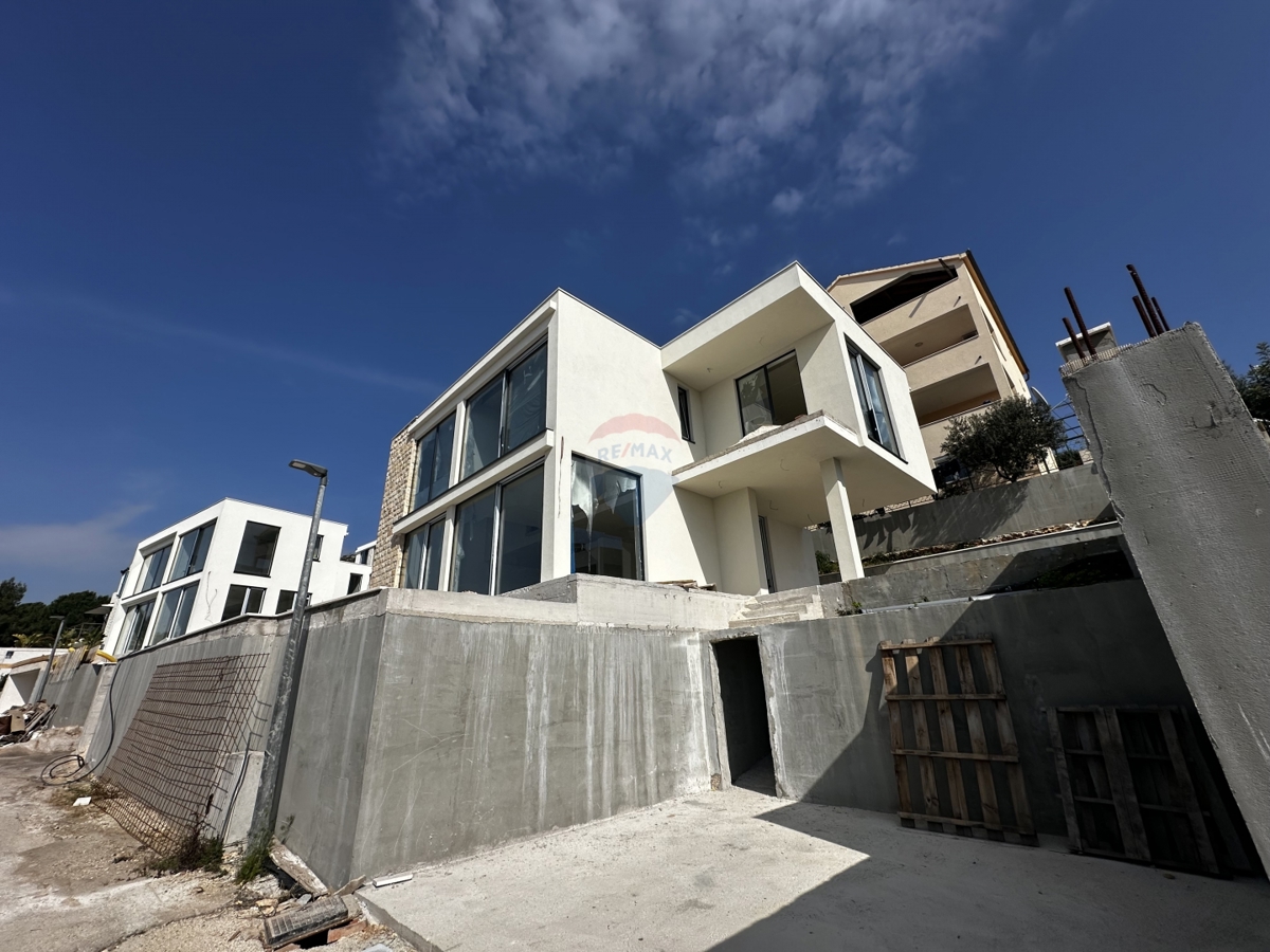 VILLA MODERNA DI LUSSO CON PISCINA, ROGOZNICA