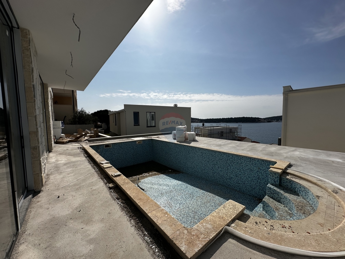 VILLA MODERNA DI LUSSO CON PISCINA, ROGOZNICA