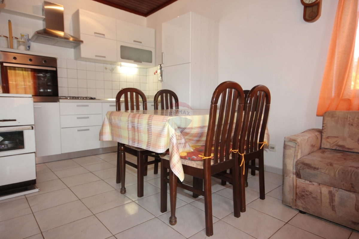 Casa pronta per essere abitata, ideale per la ristrutturazione + terreno 1154 m², Ražanj-Rogoznica