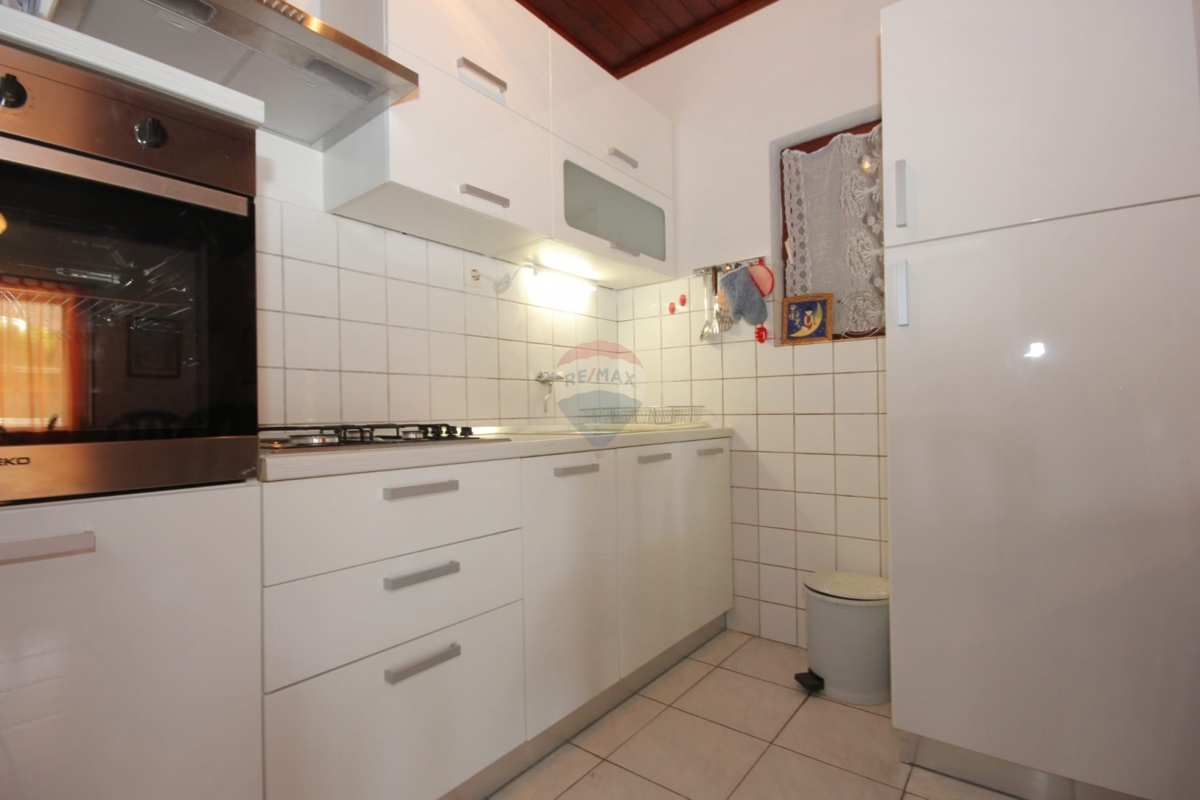 Casa pronta per essere abitata, ideale per la ristrutturazione + terreno 1154 m², Ražanj-Rogoznica