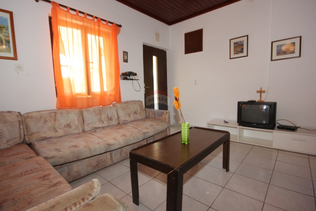 Casa pronta per essere abitata, ideale per la ristrutturazione + terreno 1154 m², Ražanj-Rogoznica