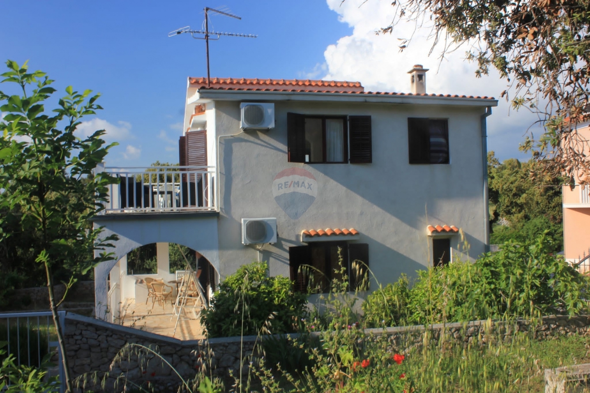 Casa pronta per essere abitata, ideale per la ristrutturazione + terreno 1154 m², Ražanj-Rogoznica