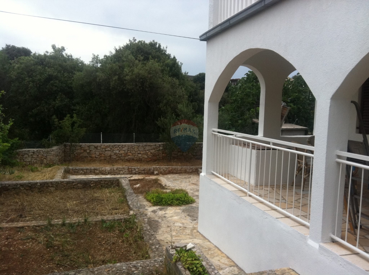 Casa pronta per essere abitata, ideale per la ristrutturazione + terreno 1154 m², Ražanj-Rogoznica