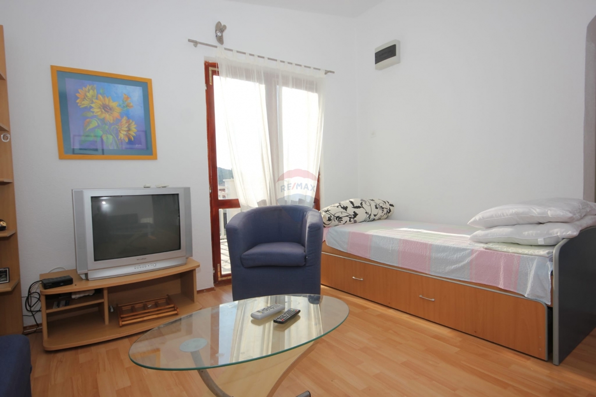 Casa pronta per essere abitata, ideale per la ristrutturazione + terreno 1154 m², Ražanj-Rogoznica