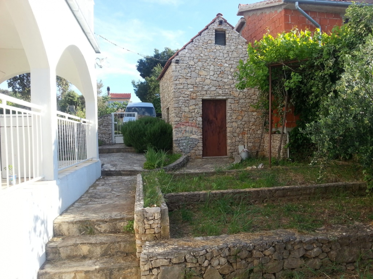 Casa pronta per essere abitata, ideale per la ristrutturazione + terreno 1154 m², Ražanj-Rogoznica