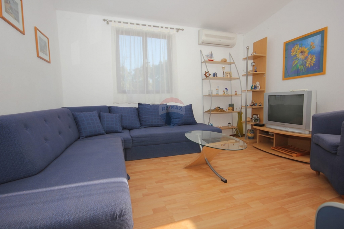 Casa pronta per essere abitata, ideale per la ristrutturazione + terreno 1154 m², Ražanj-Rogoznica