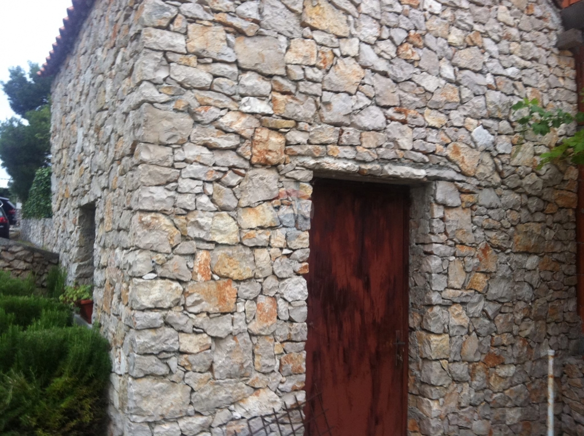 Casa pronta per essere abitata, ideale per la ristrutturazione + terreno 1154 m², Ražanj-Rogoznica